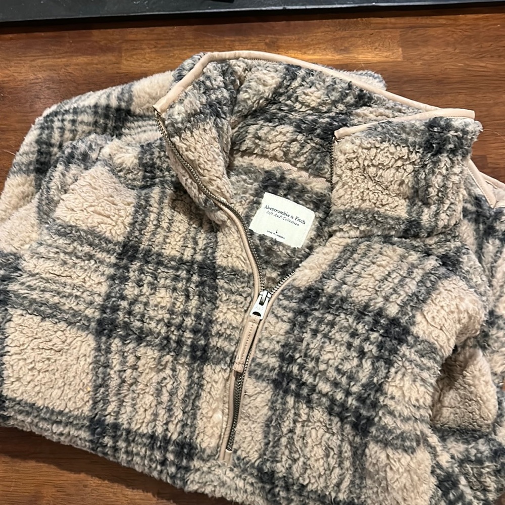 Women’s quarter zip fleece zip up. Abercrombie and fitch size large. NWOT